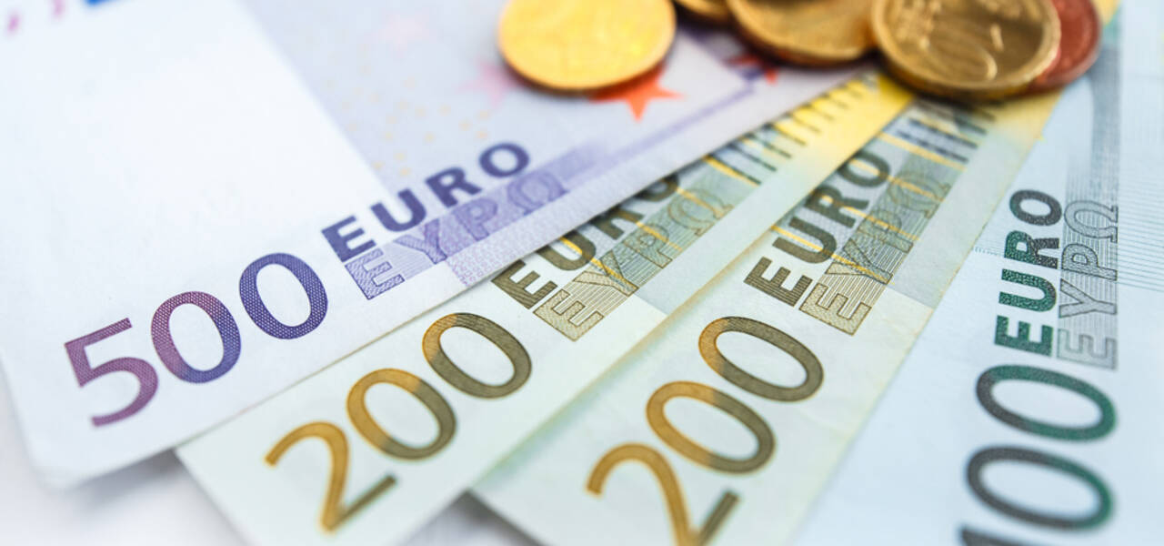 EUR/USD edges higher amid upbeat market mood